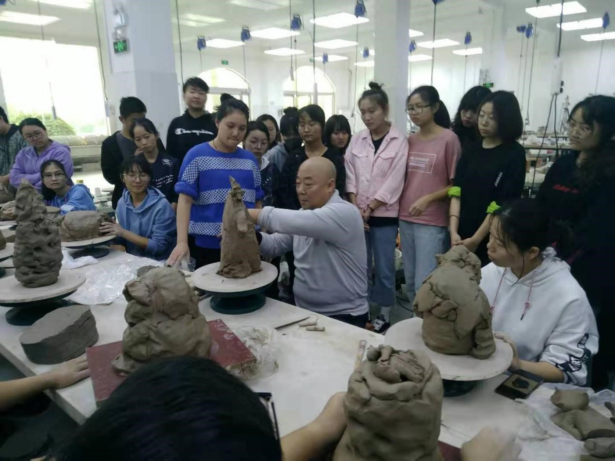 小学生陶艺课中的捏塑成型法